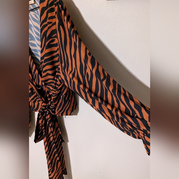 Gabi Fresh Fashion To Figure, Zebra Print, Volume Sleeve, Wrap Blouse, Size 4X - Picture 6 of 7